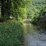 Le Jardin - Chalets, Et Emplacements Nus Pour Des Nature Le Long De La Rivière Le Gijou Camping Lacaze