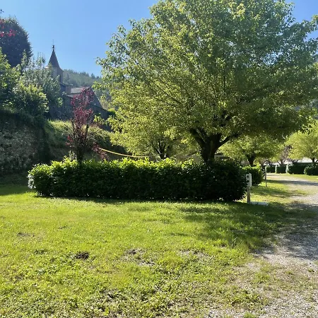 Kamp alanı Le Jardin - Chalets, Et Emplacements Nus Pour Des Nature Le Long De La Riviere Le Gijou