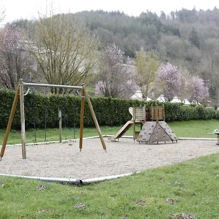 Le Jardin - Chalets, Et Emplacements Nus Pour Des Nature Le Long De La Riviere Le Gijou Kamp alanı