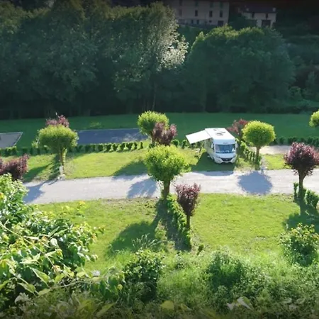 Le Jardin - Chalets, Et Emplacements Nus Pour Des Nature Le Long De La Riviere Le Gijou