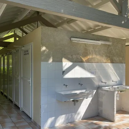 Camping Le Jardin - Chalets, Et Emplacements Nus Pour Des Nature Le Long De La Riviere Le Gijou *