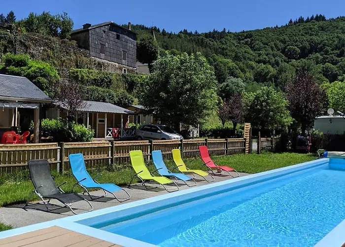 Le Jardin - Chalets, Et Emplacements Nus Pour Des Nature Le Long De La Riviere Le Gijou