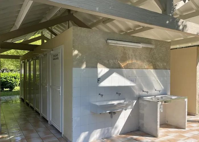 Kamp alanı Le Jardin - Chalets, Et Emplacements Nus Pour Des Nature Le Long De La Riviere Le Gijou *