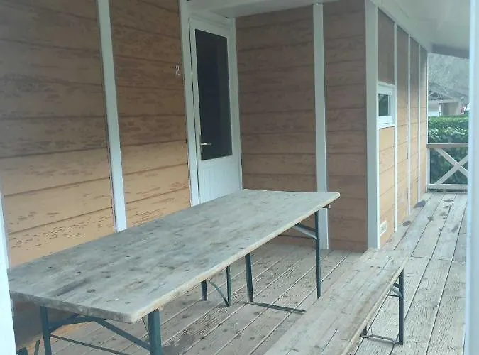 Kamp alanı Le Jardin - Chalets, Et Emplacements Nus Pour Des Nature Le Long De La Riviere Le Gijou