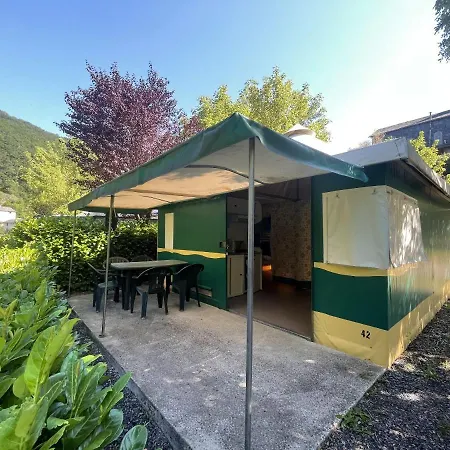 Le Jardin - Chalets, Et Emplacements Nus Pour Des Nature Le Long De La Riviere Le Gijou Kemp Lacaze