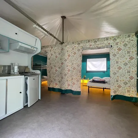 مكان تخييم Le Jardin - Chalets, Et Emplacements Nus Pour Des Nature Le Long De La Riviere Le Gijou Lacaze