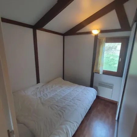 Le Jardin - Chalets, Et Emplacements Nus Pour Des Nature Le Long De La Riviere Le Gijou Kemp *