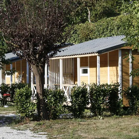 Kamp alanı Le Jardin - Chalets, Et Emplacements Nus Pour Des Nature Le Long De La Riviere Le Gijou Lacaze