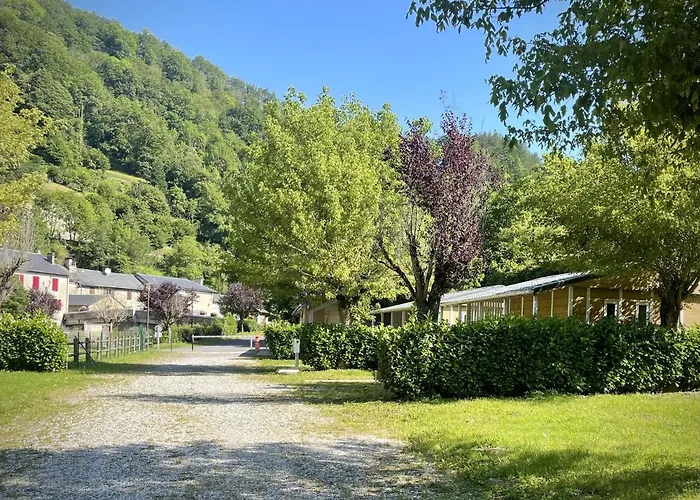 Le Jardin - Chalets, Et Emplacements Nus Pour Des Nature Le Long De La Riviere Le Gijou *