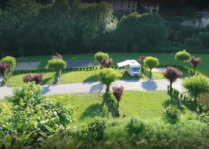 Le Jardin - Chalets, Et Emplacements Nus Pour Des Nature Le Long De La Riviere Le Gijou