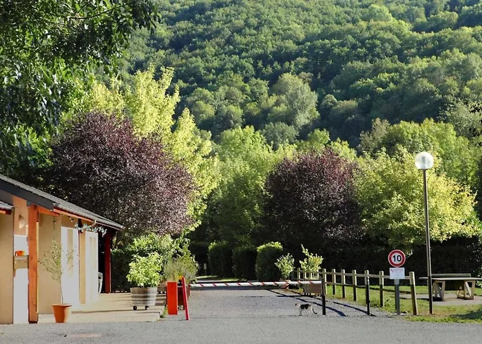Le Jardin - Chalets, Et Emplacements Nus Pour Des Nature Le Long De La Riviere Le Gijou 营地 *