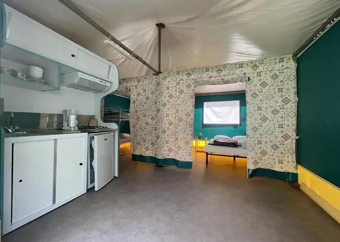 Parque de Campismo Le Jardin - Chalets, Et Emplacements Nus Pour Des Nature Le Long De La Riviere Le Gijou Lacaze